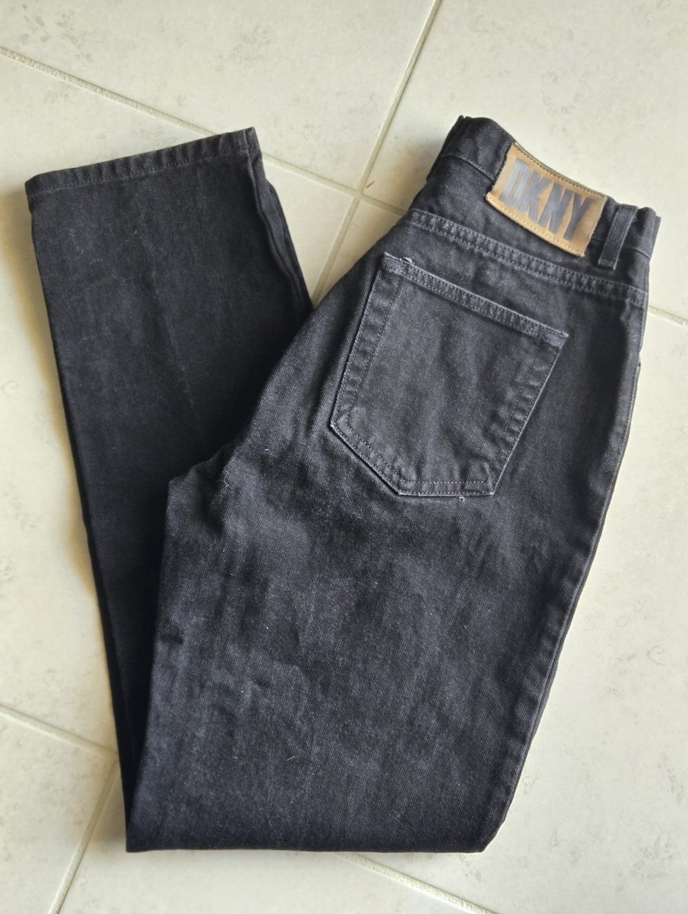 90s DKNY High-Waisted Mom Jeans – Tapered Leg – Dark Wash/Black. Size 10